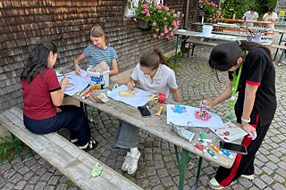 Jugendliche modellieren und kolorieren.