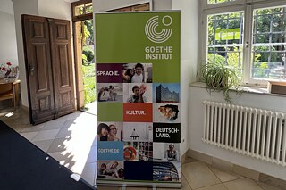 Willkommensplakat vom Goethe-Institut neben der Eingangstüre des Aufseesianums