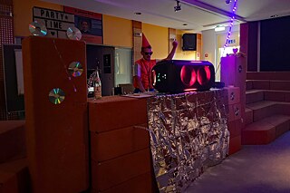 Verkleideter junger Mann macht Musik.