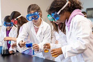 Schülerinnen im Labor der German International School Chicago