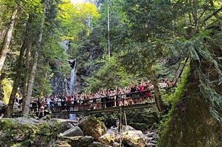 Wasserfall Abenteuer Große Gruppe auf einer Brücke vor dem Leinbachwasserfall in Kochel