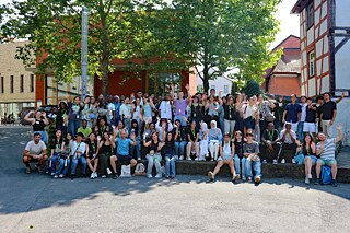 Jugendliche vor der Otto-Friedrich-Universität Bamberg