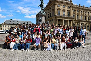 Würzburg © PASCH-net.de/Foto: Malte Neumann  Gruppenbild vor der Würzburger Residenz