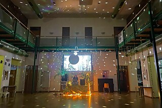 In der Empfangshalle des Goethe-Instituts in Dresden legt jemand Musik auf.