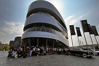 Gruppenfoto vor dem Mercedes Benz Museum in Stuttgart