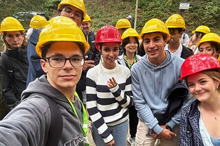 Gruppenfoto, die Jugendlichen tragen Schutzhelme