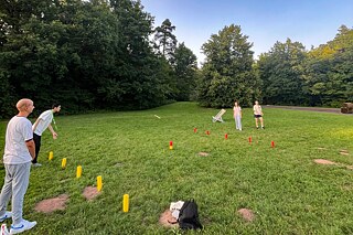 Wikingerschach Jugendliche spielen Wikingerschach auf einer grünen Wiese.