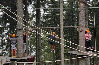 Jugendliche in einem Hochseilgarten