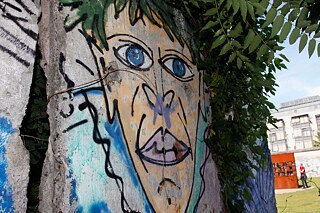 Berlin-Mitte: Mauergedenkstätte Bernauer Straße. Auf dem Areal der Gedenkstätte befindet sich das letzte Stück der Berliner Mauer. Überwucherte Mauersegmente mit Graffiti im erweiterten Bereich der Open-Air-Ausstellung