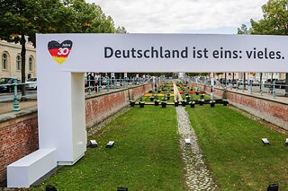 Deutschland ist eins-Schriftzug als Kunst