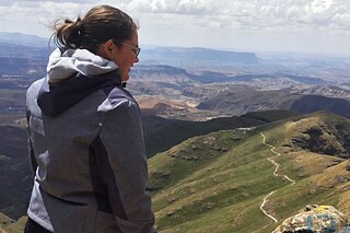 Hannah vor Landschaft