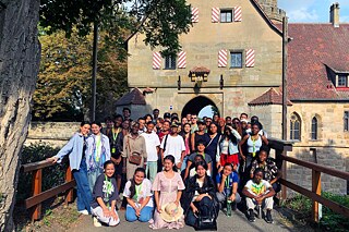 Gruppenfoto vor der Altenburg, die auf dem höchsten der sieben Bamberger Hügel thront.