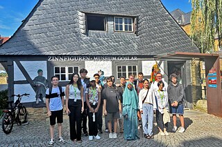 Eine Gruppe vor dem Zinnfiguren-Museum Goslar