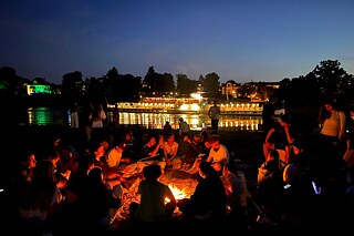 Jugendliche um ein offenes Feuer
