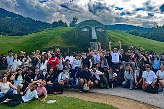 Eine Gruppe junger Menschen vor dem Riesen am Eingang der Swarovski Kristallwelten in Wattens