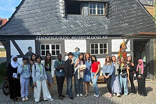 Eine Gruppe vor dem Zinnfiguren-Museum Goslar