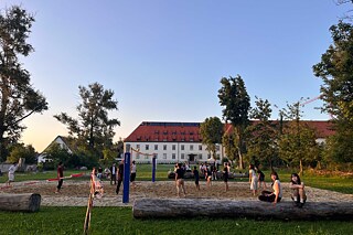 Jugendliche spielen Volleyball.