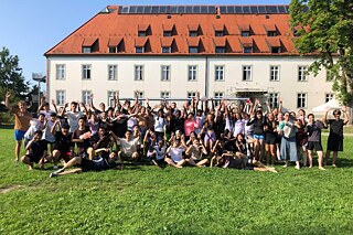 Gruppe vor einem Klostergebäude