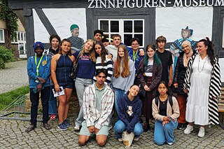 Eine Gruppe vor dem Zinnfiguren-Museum Goslar