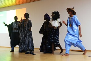 Jugendliche führen einen Tanz in Tracht vor.