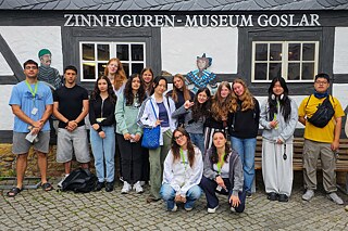 Eine Gruppe vor dem Zinnfiguren-Museum Goslar