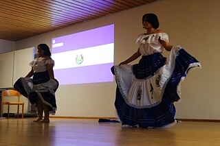Jugendliche führen einen Tanz in Tracht vor.