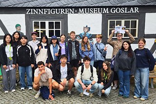 Eine Gruppe vor dem Zinnfiguren-Museum Goslar