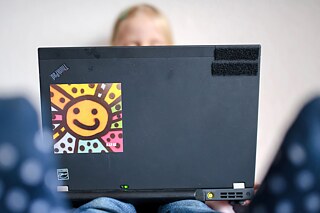Ein Kind schaut auf einem Laptop einen Trickfilm