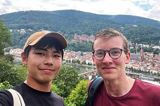 Zwei Jugendliche beim Selfie, im Hintergrund ein Blick auf Pforzheim