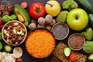 Obst, Gemüse, Knäckebrot und Reiswaffeln von oben fotografiert