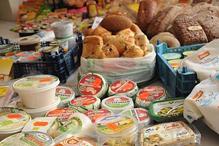 Gerettete Lebensmittel auf einem Tisch: Brötchen, Käse, Aufstrich