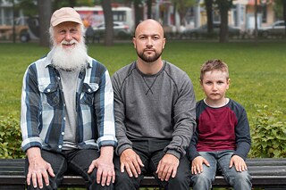 Symbolbild drei Generationen auf einer Parkbank