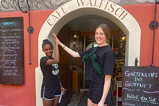 Zwei junge Frauen vor dem Café Walfisch in Wangen im Allgäu