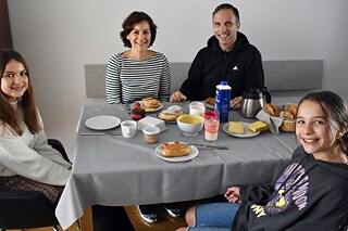 Familie am Esstisch