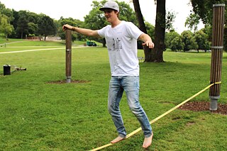 Marcus balanciert über die Slackline