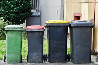 Mülleimer stehen in einer Wohnsiedlung zur Mülltrennung