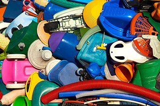 Plastikmüll von oben fotografiert, zu sehen sind beispielsweise ein Kehrblech, Rohre und ein Trichter