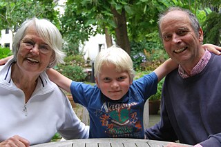 Severin (8) und seine Leihgroßeltern (beide 74)