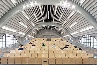 Leerer Hörsaal, Blick von der Tafel auf die Stühle.