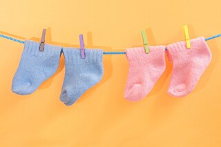 Pinke und hellblaue Söckchen an einer Wäscheleine