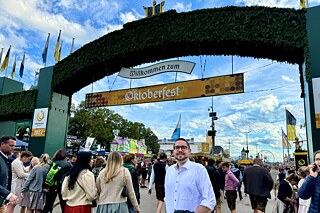 Junger Mann vor dem Haupteingang zur Wirtsbudenstraße