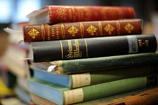 Märchenbücher liegen auf einem Stapel