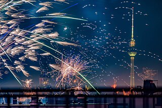 Feuerwerk in Berlin, im Hintergrund ist der Fernsehturm zu sehen.