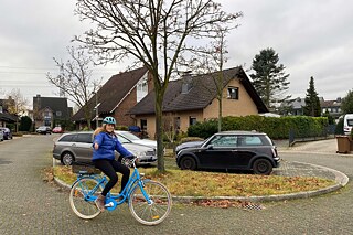 Mein liebstes Verkehrsmittel © PASCH-net/Janna Degener-Storr  Mädchen auf ihrem Fahrrad auf der Straße