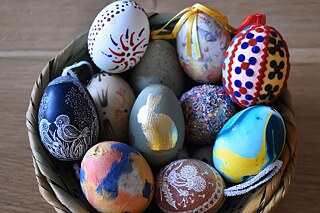 Bunte Ostern: einfache Bastelideen zum Nachmachen © PASCH-net/Andrea Gehwolf  Bunt gefärbte und bemalte Ostereier in einem geflochtenen Korb auf einem Tisch
