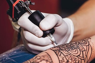 Arm-Tattoo wird gestochen