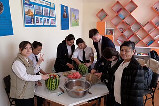 Schülerinnen und Schüler der Allgemeinbildenden Mittelschule Nr. 9 in Chiwa schnitzen Wassermelonen und Kürbisse.
