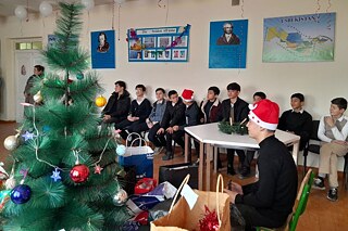 Schülerinnen und Schüler der Allgemeinbildenden Mittelschule Nr. 9 in Chiwa feiern Weihnachten.