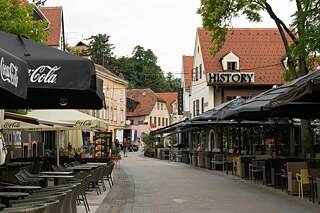 Blick auf eine Straße in der Innenstadt mit Cafés und Läden