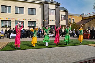 Schülerinnen und Schüler tanzen vor der Allgemeinbildenden Mittelschule-Gymnasium Nr. 11